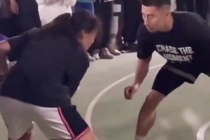 女生1V1单挑晃趴男生，连站都站不起来了