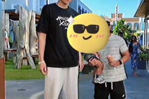 杨瀚森训练结束后理发，出门吃饭，当地球迷主动上前求合影！