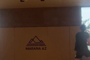 这动作存在于想象中 现实里没见过！老哥完成2次换手胯下扣篮